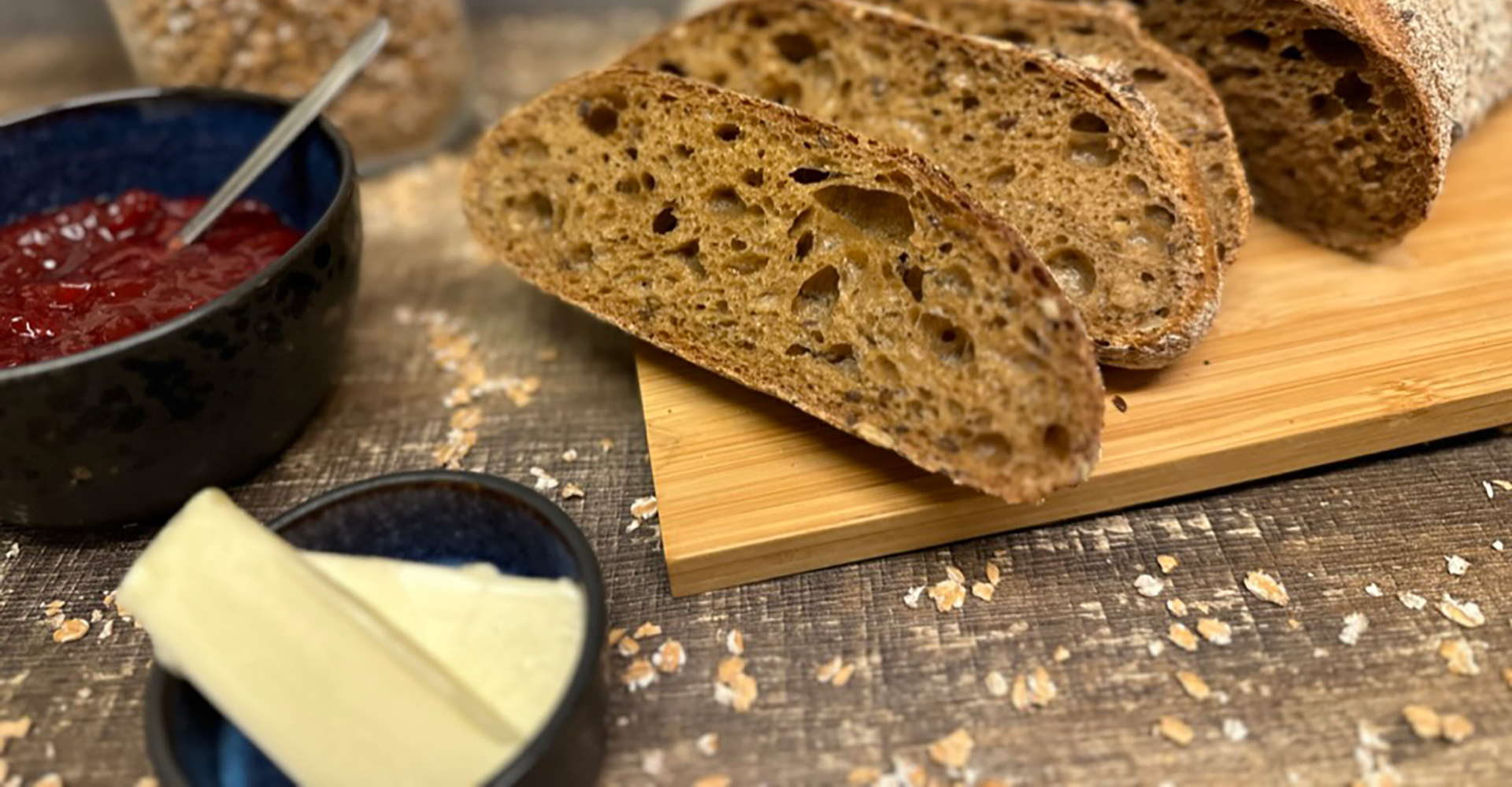 Friskbagt brød med sprød skorpe hos Mesterbageren