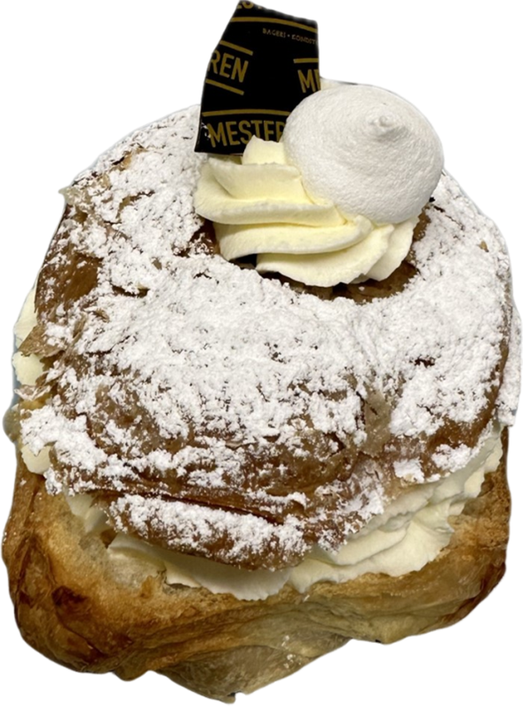 Fastelavnsbolle med fløde og svesker